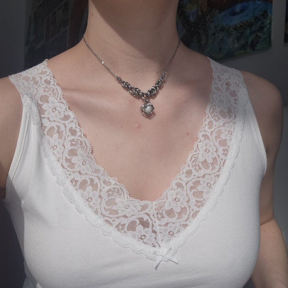 White pearl chainmaille choker necklace with a small silver chain - Picture 6 of 12